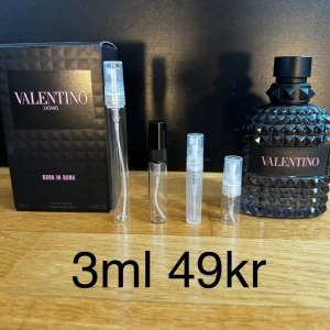 Valentino Uomo Born in Roma 3ml - Säljer en flaska Valentino Uomo Born in Roma edt. Den doftar fantastiskt med toppnoter av mineral, violblad och salt. Detta är en ”safe” buy då den är svår och ogilla. Perfekt för en kväll ute eller en speciell tillställning. Nr 1 mest köpta parfymen på kicks. Priset står för 3ml, 3ml är ungefär 30st sprays. FINNS ÄVEN I 2,3,5,10ML KOLLA PROFILEN FÖR ANDRA STORLEKAR ! 2ml 39kr | 3ml 49kr | 5ml 69kr | 10ml 129kr | Nypris ca 1000kr