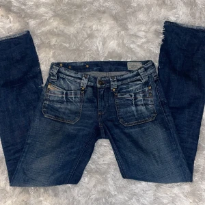 Diesel bootcut jeans - Snygga blå jeans från Diesel med låg midja och bootcut passform. Säljer för dom är för små för mig. W27 L34 skriv för fler bilder och mått💗 Pris kan diskuteras  