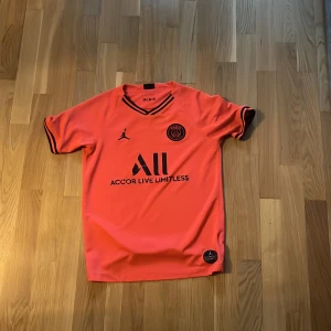 Psg T-shirt - Psg T-shirt i färgen orange som jag har vuxit ur.