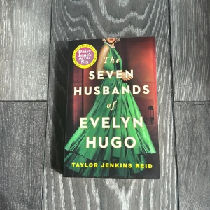 The Seven Husbands of Evelyn Hugo - En glamorös och fängslande roman om Hollywood-ikonen Evelyn Hugo, hennes sju äktenskap och hemliga liv. Perfekt för dig som gillar drama, kärlek och oväntade vändningar. En modern klassiker som tar dig bakom kulisserna i kändisvärlden.