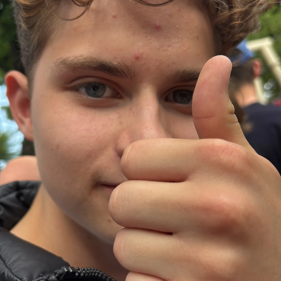 Svart pufferjacka med dragkedja