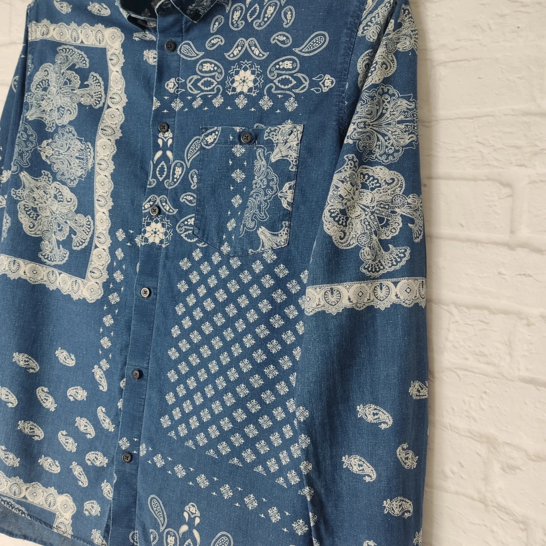 Blå mönstrad skjorta från Weekday - 1