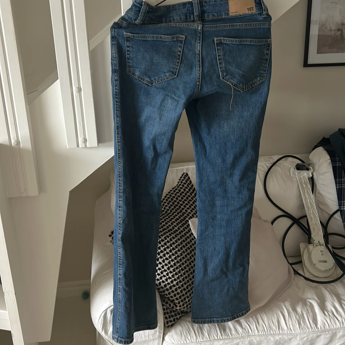 Det hänger i en galje därför ser det bredare ut!Jeans ifrån lager157 - 1