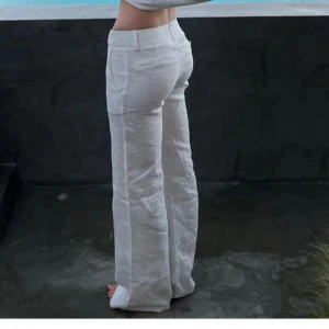 ALOBHA classy linnen pants - Snygga vita linnebyxor från ALOBHA i storlek XS. Byxorna har raka vida ben och klassiska fickor bak med knappar. Slutsåld på hemsidan, originalpris 899kr🌸nästan aldrig använda, lite ”smutsiga” längst ner vid sömen på byxorna, men går att tvätta bort, hör av dig vid frågor!🥰