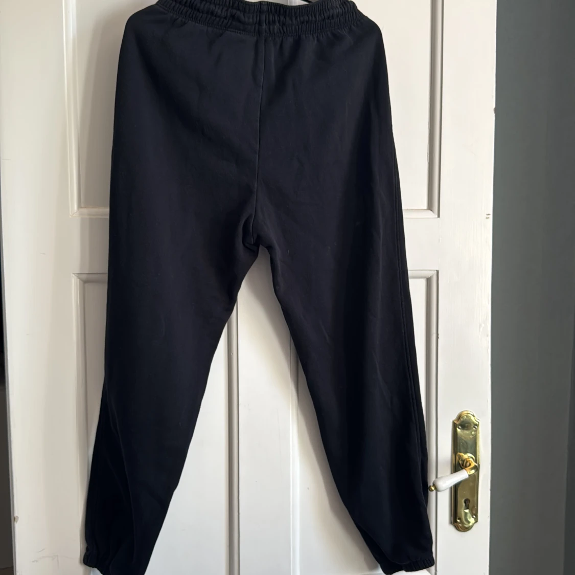 Svarta mjukisbyxor från H&M, storlek M - 1