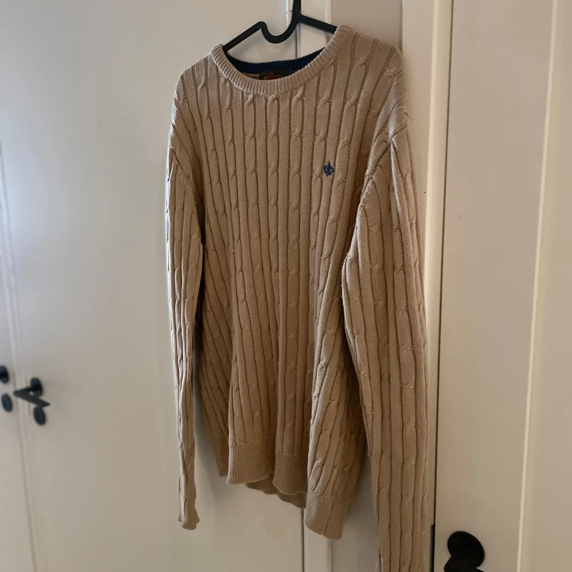 Beige kabelstickad tröja Morris