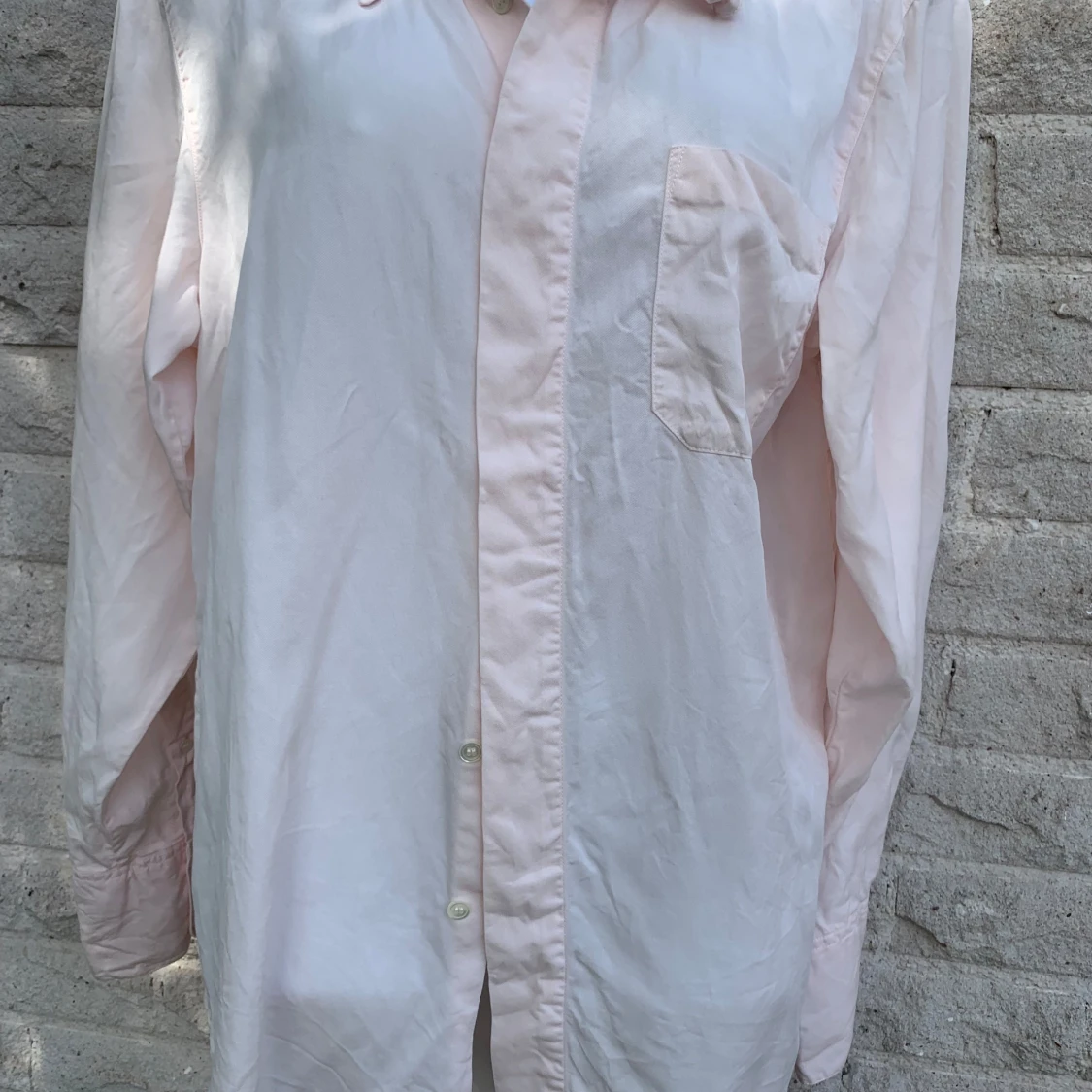 Ljusrosa skjorta med bröstficka