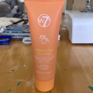 W7 Vitamin Glow Face Mask 75ml - Vitamin Glow Face Mask från W7 är en ansiktsmask i en orange tub på 75 ml. Masken innehåller vitamin C, pionextrakt och vitamin E för en fräsch och glowig känsla. Vegansk och passar dig som vill boosta huden med lyster. Gelen är lätt orange och appliceras enkelt.