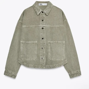 Grön jeansjacka  - Säljer denna superfina gröna jeansjacka då den inte kommer till användning! Använd ca 4 gånger så i nytt skick. 