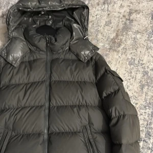 Moncler Chevalier - Säljer min Chevalier då den inte kommit till användning sen jag köpte. Storlek 2 och väldigt bra skick förutom en tråd vid luvan som är sliten och en utav knapparna bak ej går att knäppa. Skriv för fler bilder eller frågor