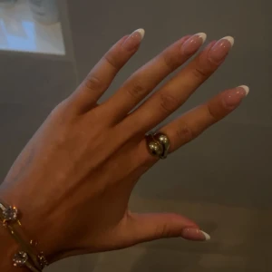 Chunky silverring med unik form - Säljer en chunky silverring med cool, böljande design. Ringen har en blank yta och känns riktigt trendig och stilren. Perfekt för dig som gillar statement-smycken och vill sticka ut lite extra.