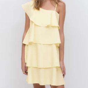 Gul volangklänning  - Söt gul klänning med flera volanger och oneshoulder-design. 💛💛 storlek 170 från Gina. Slutsåld! använd 2 ggr💞