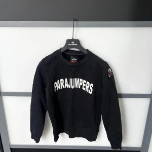 Svart sweatshirt från Parajumpers - Svart sweatshirt från Parajumpers med vit logga framtill.