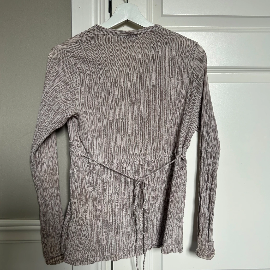 Randig blus med knappar från Lindex - 2