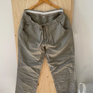 Byxor med snören - Tjockare linne-liknande material. Dragkedja och snören. Fint skick.