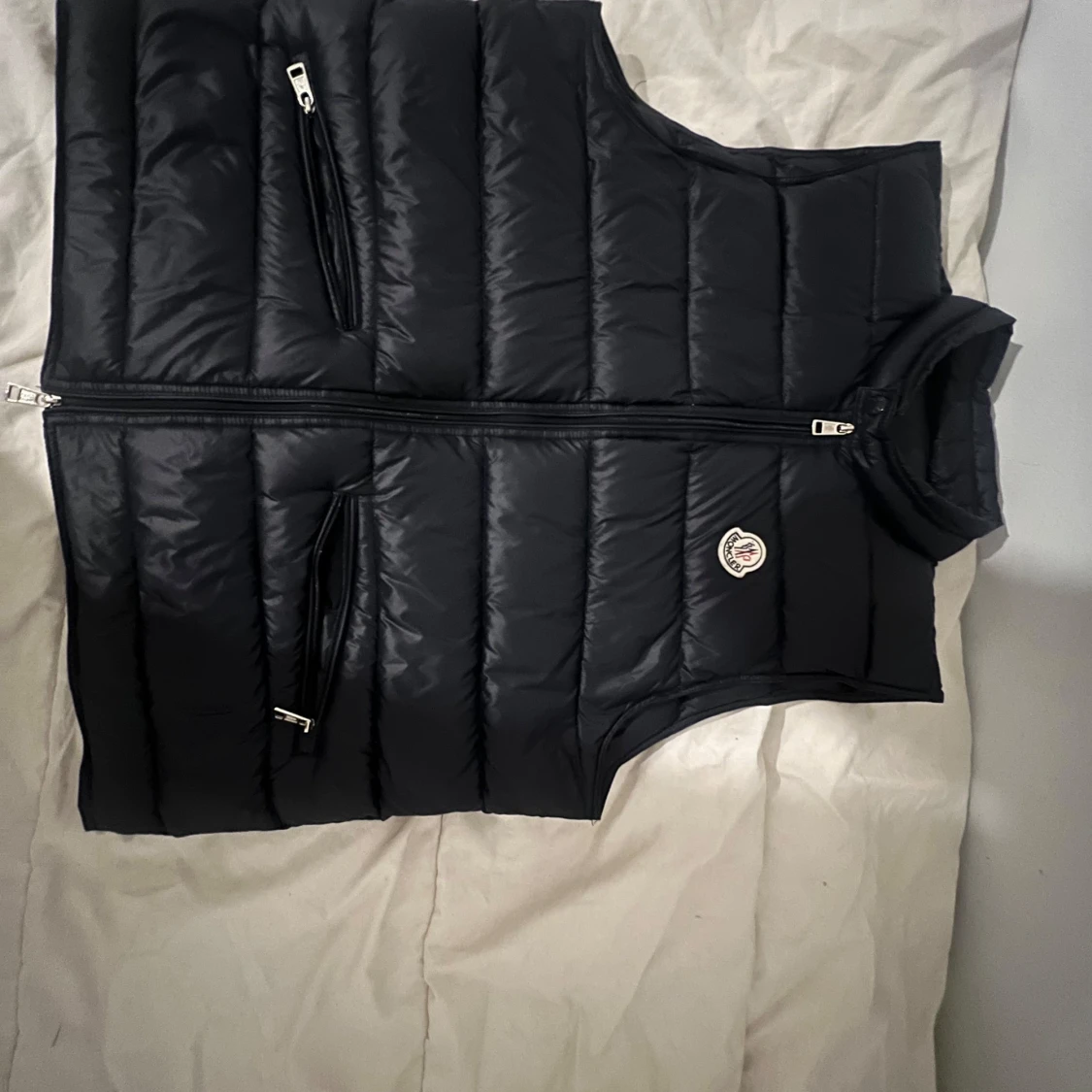 Blå dunväst från Moncler. Obs det är strl 4  - 2