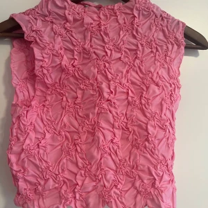 Rosa ärmlös topp från Zara - Superfin rosa topp från Zara med rynkat tyg och ärmlös design. 