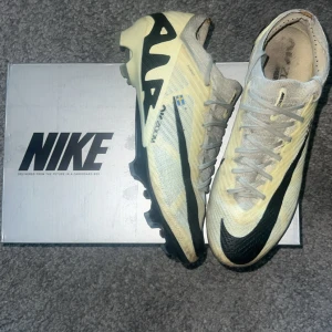 Nike mercurial vapor 15 elite  -   Säljer ett par Nike Mercurial Vapor 15 Elite FG i storlek 41, 26cm i innermått.  Dessa skor har nyligen genomgått en professionell reparation och är i fortsatt utmärkt spelbart skick.  Inget som syns eller känns på planen. Har endast orginal kartong till skorna (ej dustbag).                              Vid intresse, skicka ett meddelande!!  Nypris: 3499   