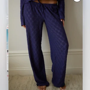 Mörkblå mjukisbyxor  - Ett par mörkblå mjukisbyxor från nelly. De har låg midja och är väldigt snygga och sköna men kommer bara inte till användning. Storleken är lite större än Xxs skulle jag säga och är ganska långa. De har inga defekter eller liknande! 