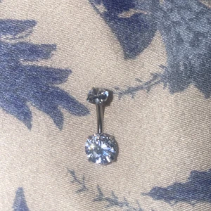 Silverfärgad navelpiercing med stenar - Snygg navelpiercing i silverfärg som jag hat aldrig använt helt ny!! Passar alla och plus de kan man oxå få en sån man tar persing sak med ❤️ skriv om due intresserad!!
