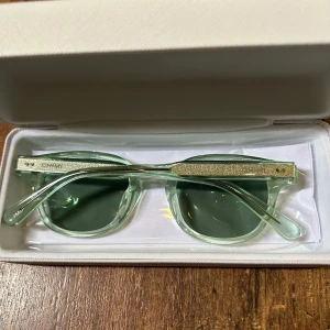 Chimi 01 solglasögon - Snygga solglasögon från CHIMI i transparent ljusgrönt acetat med matchande gröna glas. Rektangulär form med silvriga detaljer på skalmarna. Kommer med vit hård ask och tygpåse. Helt oanvända chimi 01 som ej säljs längre. Modellen heter light green. Schyssta nu till sommaren. Formen på glasögonen passar nästan alla.