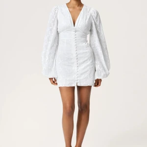 Adoore klänning  - Vit somrig klänning från adoore som passar perfekt till student eller midsommar. Använd 1 gång och säljs för att den ej kommer komma till användning mer. Nypris: 1495