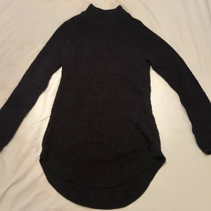 Svart stickad polotröja från Gina Tricot - Mysig svart stickad polotröja från Gina Tricot i storlek M