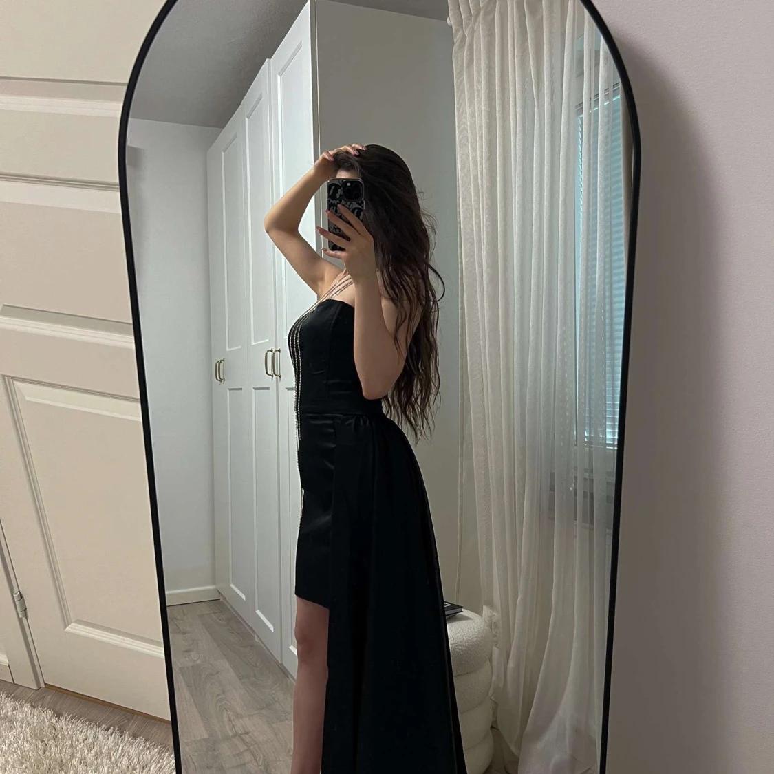 Svart axelbandslös klänning med släp - 2