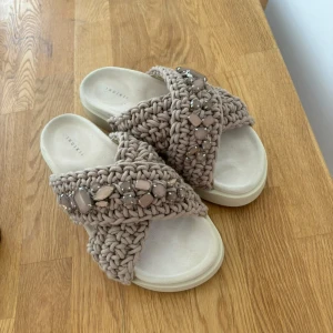 Beige sandaler från Inuikii med pärlor - Supersnygga inuikii tofflor som endast är använda 2 gånger. Nypris är 2499kr, priset kan diskuteras vid snabb affär! ❤️