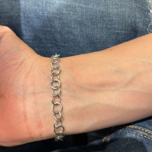 Grisch armband  - Ett riktigt fett armband som gör din outfit grisch handgjord i Mongoliet av medel till små barn det ger riktig grisch effekt till dig och lyser i solen. Passar all. Bara används på bilden så helt nytt