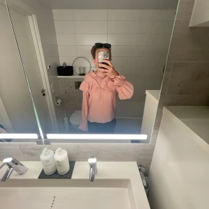 Rosa blus från H&M - En fin rosa blus som dessvärre aldrig har kommit till användning. Den är i storlek XS och har ett snöre högst upp vid halsen där man kan göra en rosett. Står ej för postens slarv❣️nästan nytt skick bara ingen prislapp kvar❣️