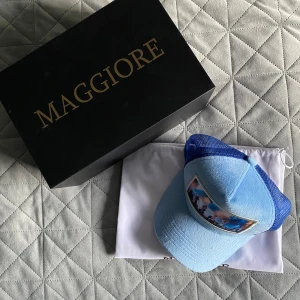 Blå keps från Maggiore med festivalmotiv - Blå keps från maggiore🤩 | No size! | Nypris 799kr säljer denna för 299kr🙌 | Dustbag och box medföljer vid köp! Bara att skriva vid frågor😊