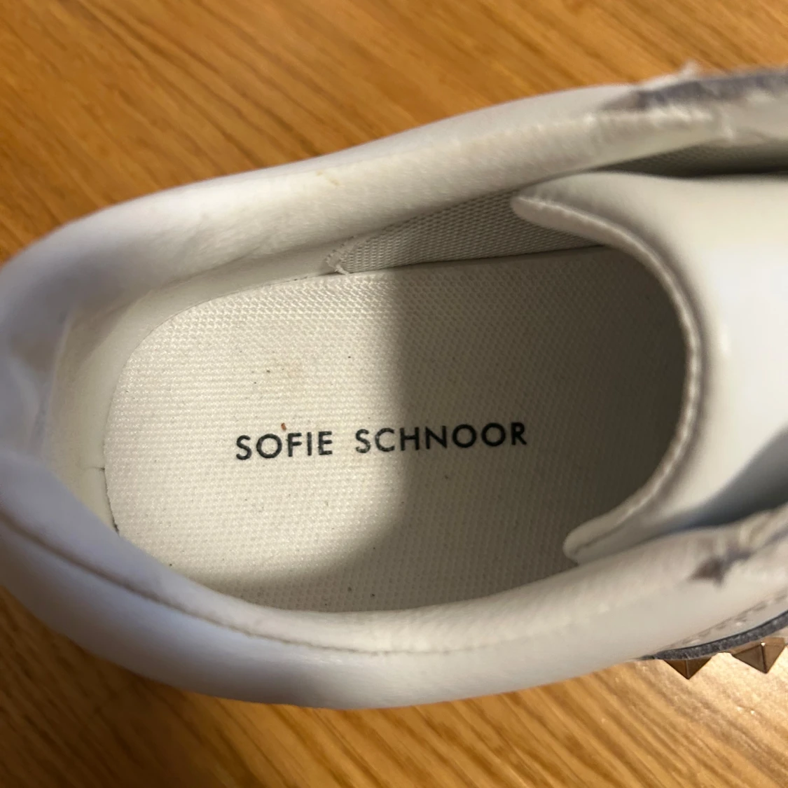 Vita sneakers med gulddetaljer från Sofie Schnoor - 2
