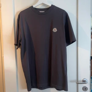 T shirt  - Storlek L, knappt använd 