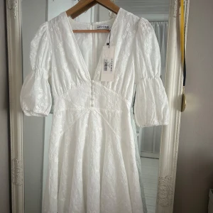 Adoore klänning student - Oanvänd med prislapp kvar. Nypris: 1.495 kr. Har testat den några gånger och har tyvärr råkat lämnat en fläck på insidan(bild 2). Syns inte när man har på sig. I ryggen vid dragkedjan är det oxå en ljus fläck(bild 3), den syns bara om man kollar nära.  Men vill ändå nämna det. Har inte tvättat eller försökt få bort det. Skriv för mer info, pris eller bilder🌸🌼