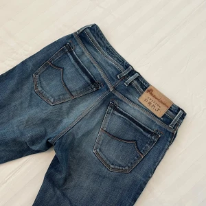 Jacob Cohen Jeans - Riktigt feta Jacob Cohen jeans i modell Nick 2631 PRMJ Premium✨Storlek: W33 L34 men de är små i storleken (W32 L33)✨Färg: Blå✨Skick: Bra✨Slå gärna en pling ifall du har några frågor, fler bilder eller för mått på byxorna. Svarar på allt😊