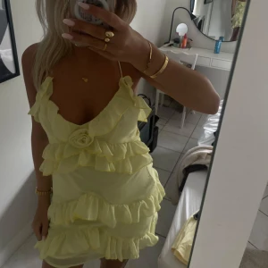 Gul volangklänning  - Helt ny aldrig använd 🥰