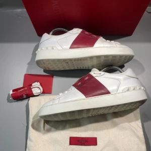 Valentino skor - Hej! Säljer nu mina skor från märket Valentino, storlek 38 bra skick, givetvis äkta. Tveka inte på att höra av dig om du har frågor eller funderingar kring skorna! 