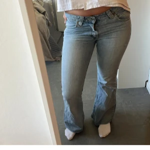 Ljusblå bootcut jeans från Lee - Säljer ett par ljusblå jeans från Lee med bootcut passform och låg midja. Klassisk femficksmodell med Lee-logga på bakfickan och läderpatch i midjan. Perfekta för en avslappnad och trendig look.