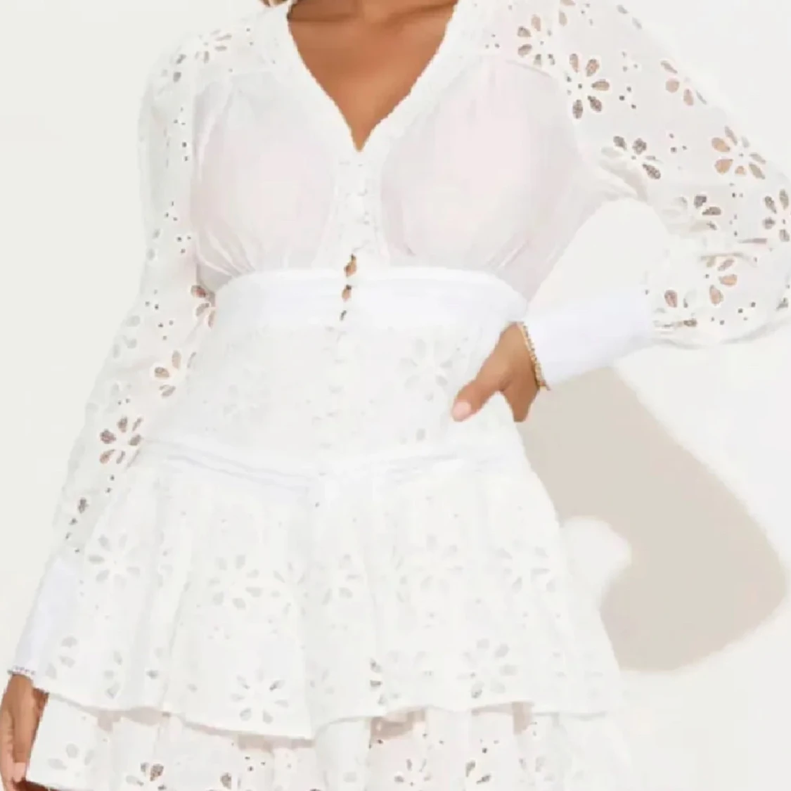 Vit broderad kortklänning med volang och spets - 1