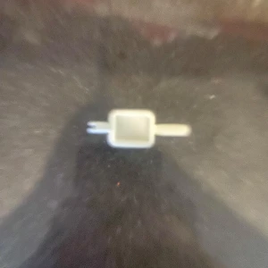 En plast bit  - Säljer ett stilrent bältesspänne i silverfärgad metall. Spännet har en rektangulär form med en enkel design och passar till olika typer av bälten. Perfekt för dig som vill byta ut eller uppgradera ditt bälte.