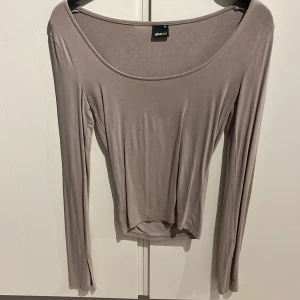 Tröja med slit Gina  - Säljer denna beiga tröja ifrån Gina med slits i ärmarna. Finns en liten skadda( dock lätt att sy för hand). Sitter fint med kroppen och passar till att både klä upp och ner🩷