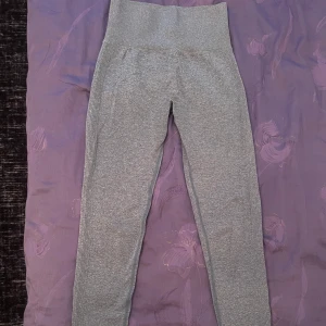 Tights - Ljusblå (se verkliga färg på bild 2), med scrunch, relativt högmidjade. Baksida syns på bild 3. Jättestretchiga och en av de bekvämaste tightsen jag nånsin haft. Pga sin stretch passar de som från S till L
