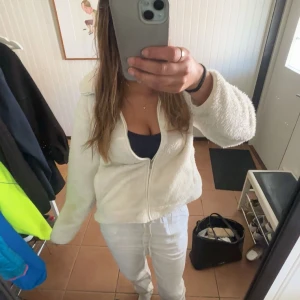 Vit fleece - Säljer en vit fleece från lager 157 för den inte kommer till användning. Passar perfekt nu till våren och sommaren. Storlek M men skulle säga att den mer är som S. Köpte för 300kr och säljer för 90kr. Finns inte längre krav i lager.