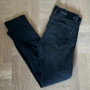Replay Anbass jeans - Säljer nu dessa replay Anbass jeans i storlek 33! De är i fint skick! Hör av dig om du har funderingar!🙌🏼