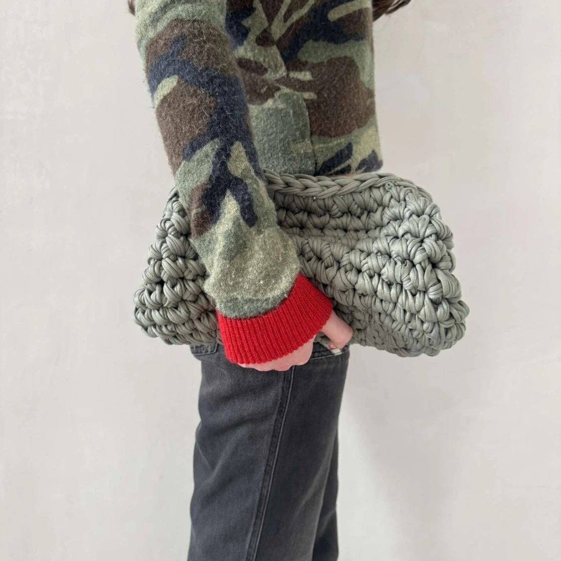 Handvirkad clutch i en ljus militär grön färg - 2