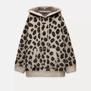 Leopardmönstrad stickad hoodie - Stickad hoodie från zara i nyskick. Nypris 699:-            Stl XS/S men passar upp till L🥰 