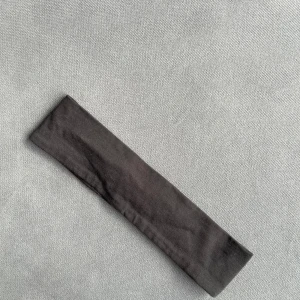 Svart hårband Gina tricot - 100% viscos. Svart diadem i stretchigt material.