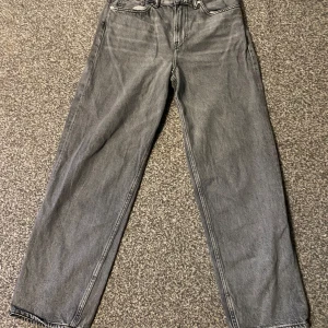 Grå loose fit jeans från H&M - Säljer ett par grå jeans från H&M i loose fit-modell i storlek 29/32. Byxorna har klassisk femficksdesign, raka ben och normal midja. Har endast användt dom 1 gång och säljer eftersom jag ha växt ur dom och säljer eftersom jag ej använder dom