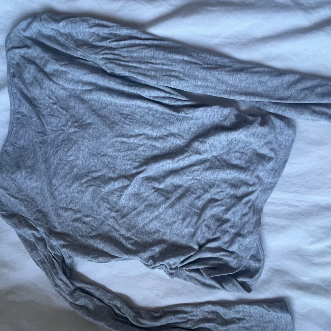 Grå långärmad tröja med tryck - 1